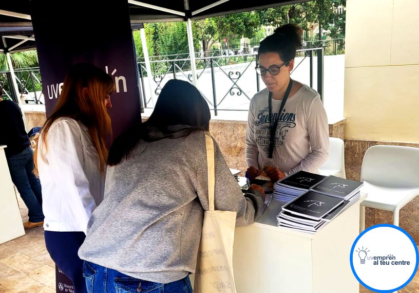 Estudiantes reciben información en stand